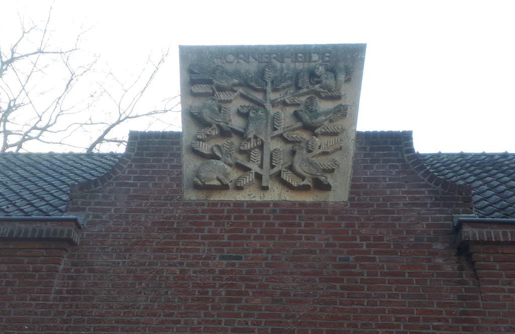 20210102 relif boven ingang 1